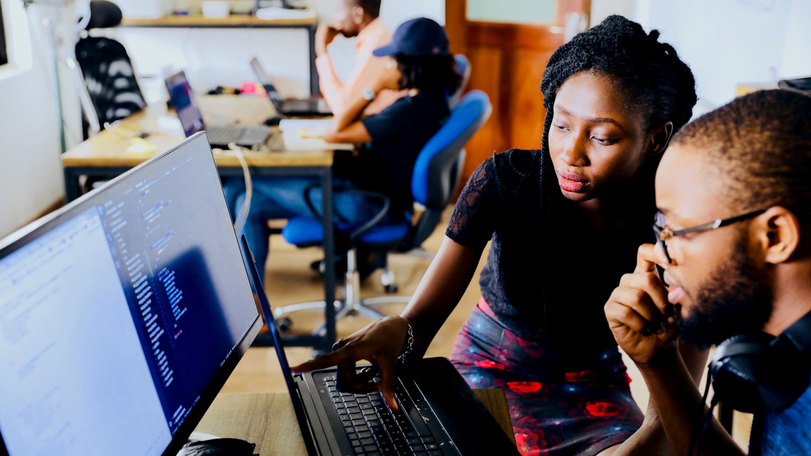 African students using AI for assignments together on a computer in 2026